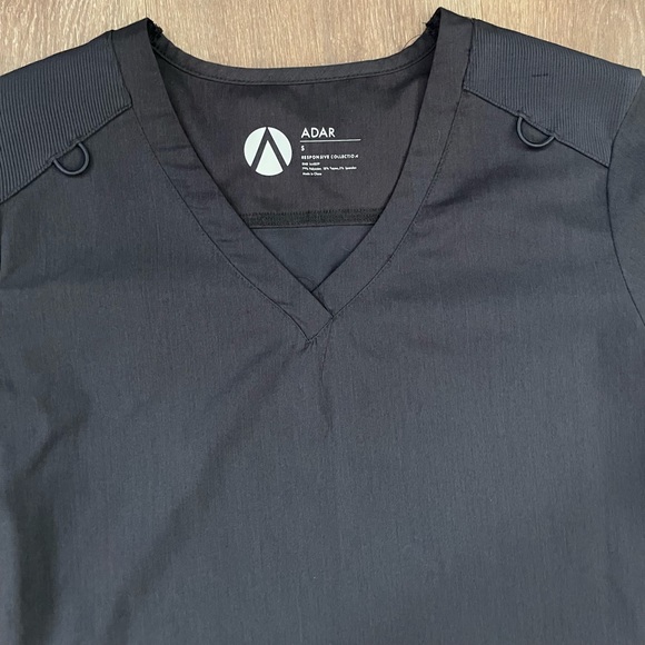 Adar Small Gray Scrub Top - Picture 2 of 4